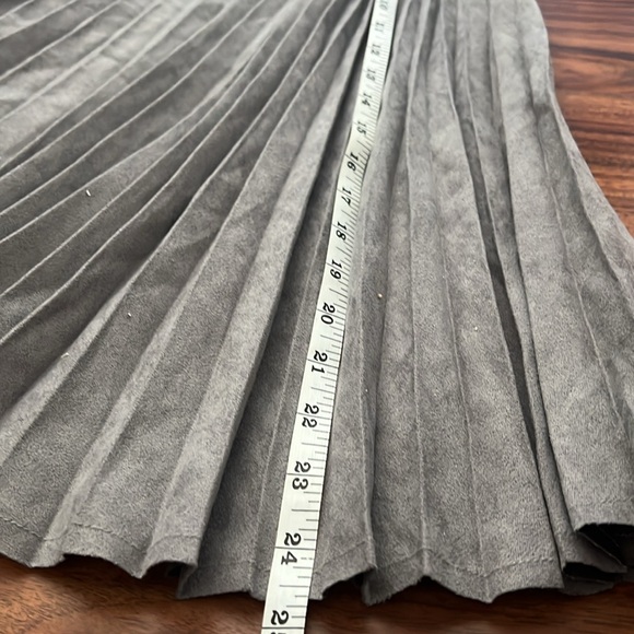 Suede pleated Skirt - Picture 7 of 9